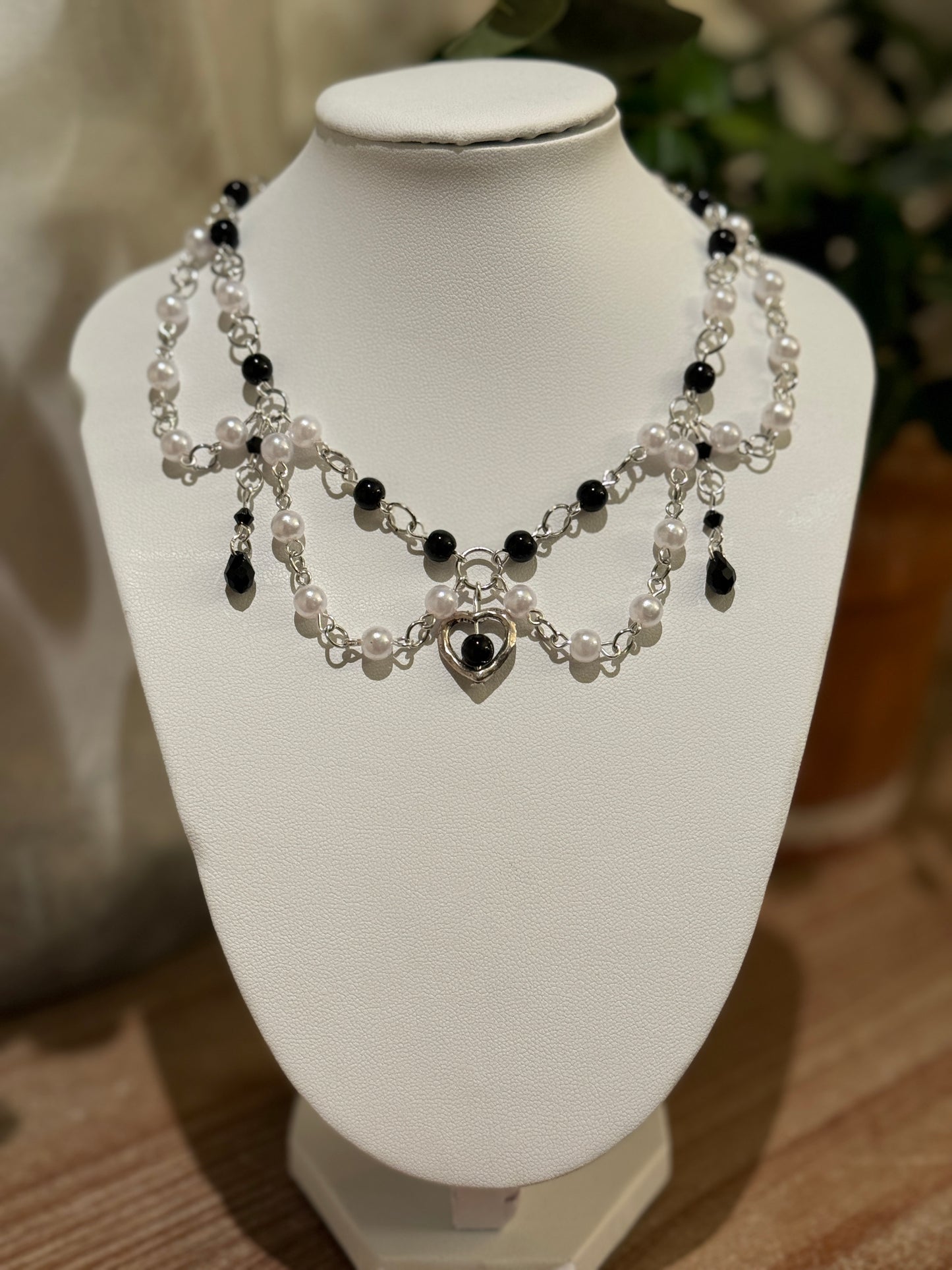 Silver Pearl Noir Necklace